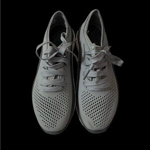 Crocs Literide 360 Pacer 6 Grey Athletic tongue cut down center on each shoe